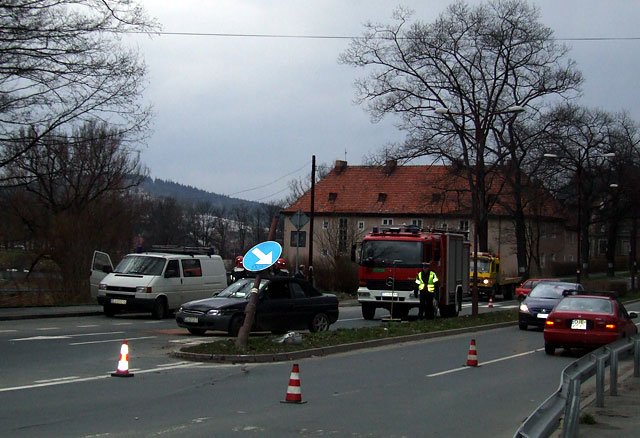Tu zakończył jazdę ford escort. Policja zabezpiecza miejsce po zdarzeniu. Straż pożarna usunęła rozlany olej.