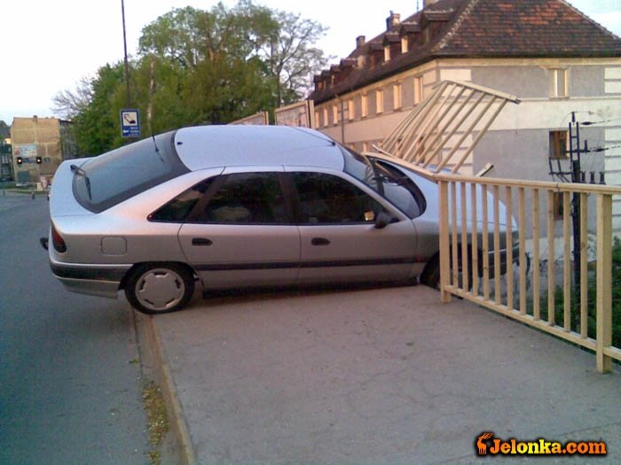 renault-zawieszony-nad-torowiskiem-20815