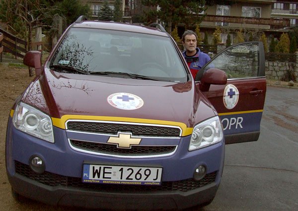 Maciej Abramowicz i najnowszy sprzęt karkonoskich goprowców.