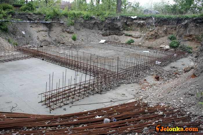 dziura-po-samowolce-straszy-mieszkancow-20862