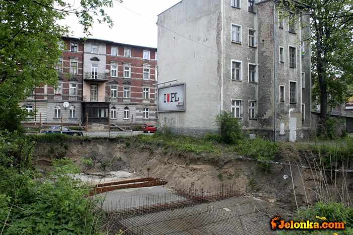 dziura-po-samowolce-straszy-mieszkancow-20862