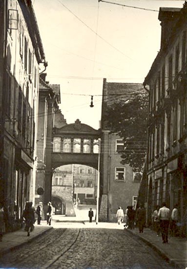 Odwrotna perspektywa z lat 60-tych. Jeszcze stoją kamienice, które niebawem zostaną rozebrane.