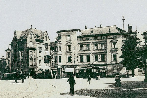 Warmbrunnerplatz przed Langstrasse. Na klientów czeka bryczka.