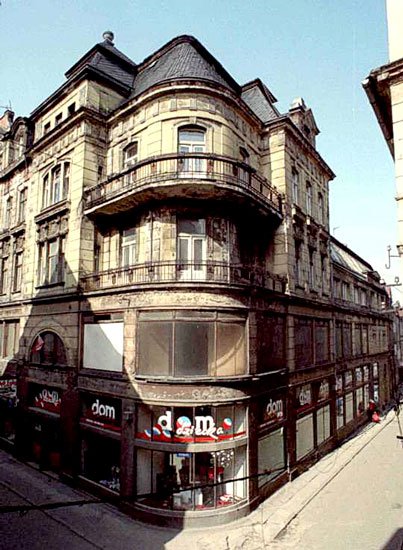 Skok w lata 90-te ubiegłego wieku: zapuszczony Dom Dziecka na kilka miesięcy przed gruntownym remontem.