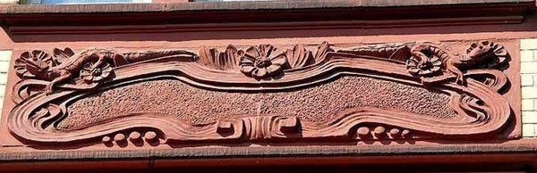 Ornamenty wypalone z terrakoty na jednej z kamienic przy Długiej. Widać jaszczurki.