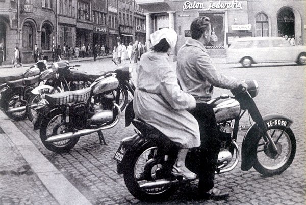 Rok 1964: widać Salon Jedwabiu, za Niemców sklep z tytoniem. W tle ulica Długa i sklep mięsny Dzik.