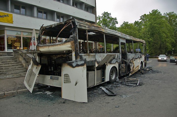 goraca-noc-przed-hotelem-autobus-w-ogniu-20924