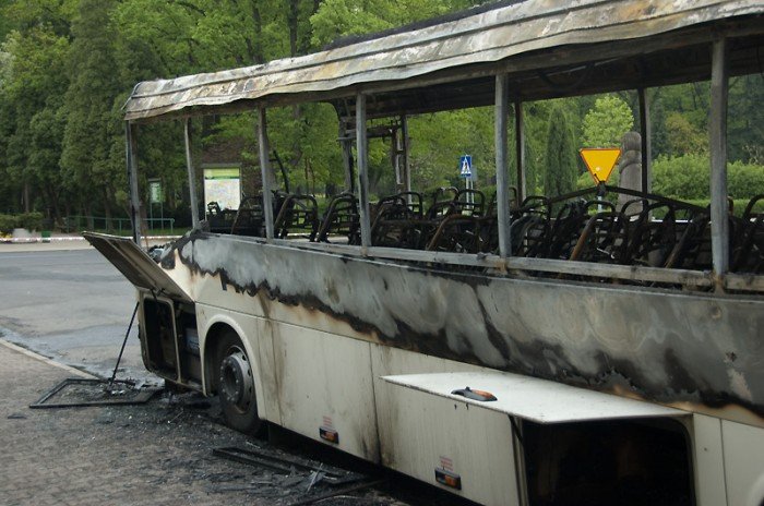 goraca-noc-przed-hotelem-autobus-w-ogniu-20924