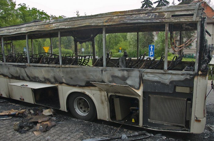 goraca-noc-przed-hotelem-autobus-w-ogniu-20924