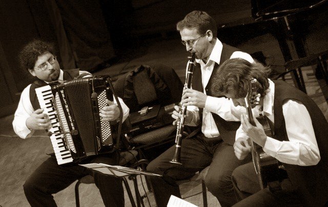 Robert Wróblewski (akordeon), Witold Pelc (klarnet) i Łukasz Pietrzak (gitara) podczas ubiegłorocznego koncertu charytatywnego dla Daniela w Filharmonii Dolnośląskiej.