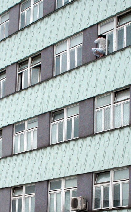 samobojca-wciaz-w-szpitalnym-oknie-21172