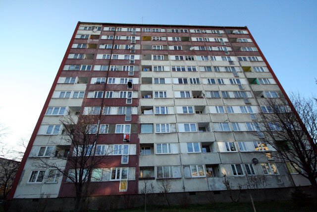 Wieżowiec przy ulicy Różyckiego 10 jest jednym z najstarszych na Zabobrzu. Ostatni raz malowany był kilknaście lat temu.