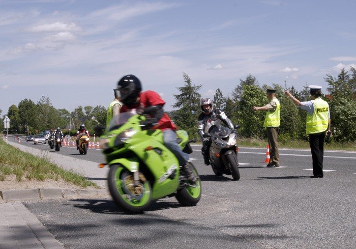 motocyklisci-na-trojce-pod-lupa-policji-21307
