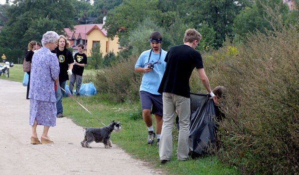 Warto, aby okoliczni mieszkańcy też zadbali o czystość przy stawie – mówili młodzi jeleniogórzanie.