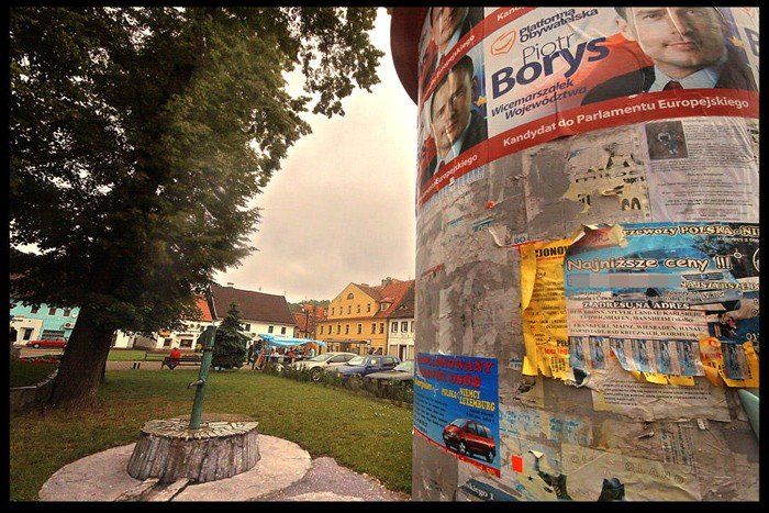 Kampania Piotra Borysa w Sulikowie. Plakaty z podobizną kandydata zawisły nawet w niewielkich miejscowościach.