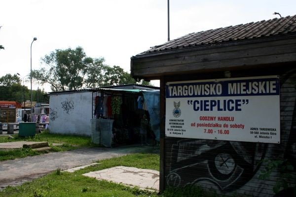 pala-smieci-na-targowisku-w-cieplicach-21709