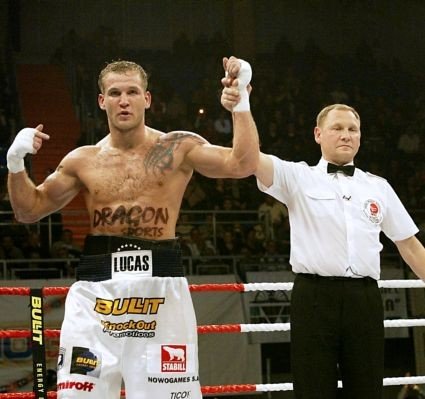 Łukasz Janik (14–0, 7 KO).
