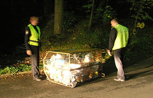 Strażnicy podczas nocnego patrolu.