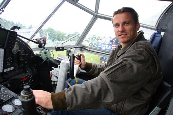 Andrzej Brylak za sterami antonowa.