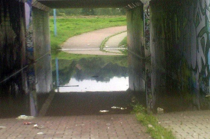 Pamiątka po ulewach: kałuża w przejściu pod obwodnicą blisko ulicy Obrońców Pokoju.