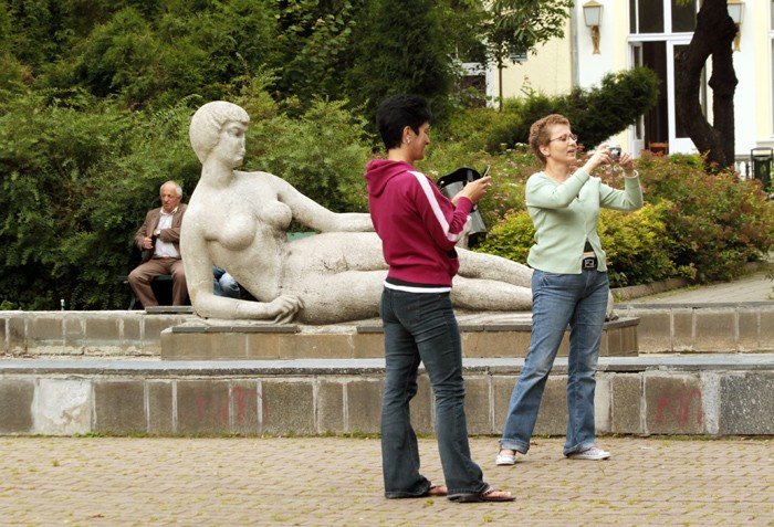 Urzędnicy zajmują się absurdalną wizją przyszłości, a w fontannie z rzeźbą Królowej Marysieńki u wód, wody brak....