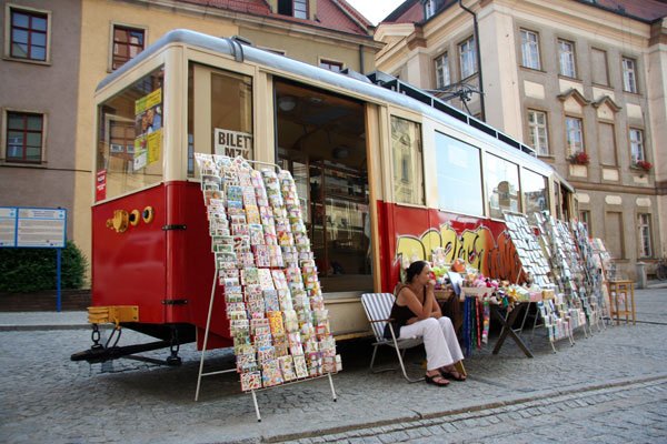 Upalny sezon na placu Ratuszowym to zastój w ruchu przy tramwaju. Więcej ludzi pojawia się tam wieczorami. To jedno z nielicznych miejsc, gdzie w weekendy można dostać znaczki pocztowe.