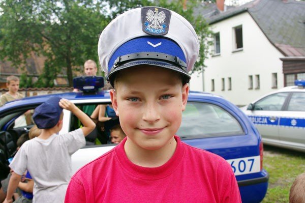 z-szarych-blokow-w-gory-z-policja-22308