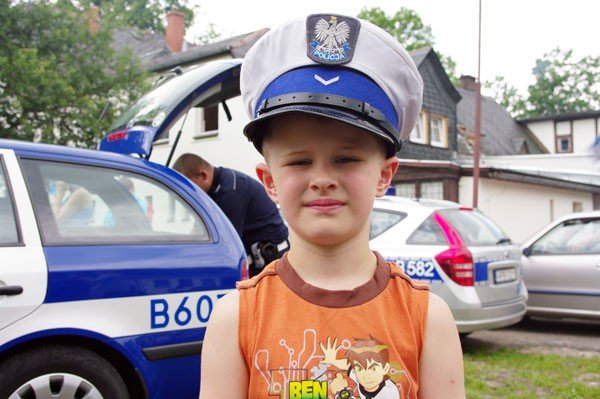z-szarych-blokow-w-gory-z-policja-22308