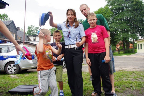 z-szarych-blokow-w-gory-z-policja-22308