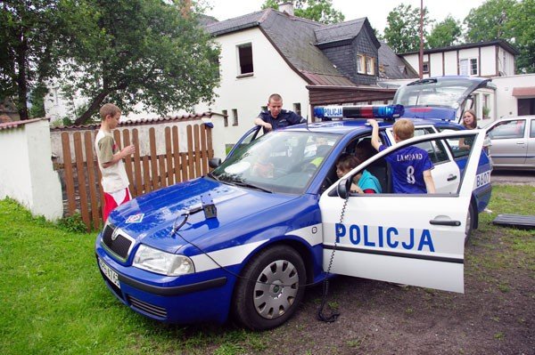 z-szarych-blokow-w-gory-z-policja-22308