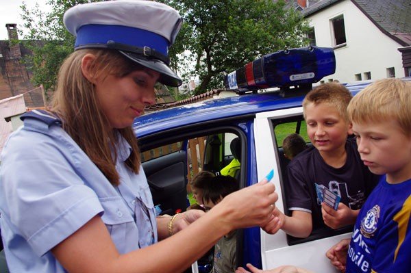 z-szarych-blokow-w-gory-z-policja-22308