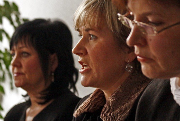 Ewa Węglarowicz–Makowska w środku. Z prawej – Teresa Łozińska–Fatyga, na pierwszym planie – Violetta Niziołek, rzeczniczka Prokuratury Okręgowej w Jeleniej Górze.