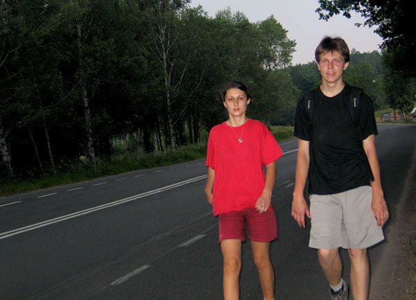 Paweł Gębura (w środku) odpoczywa po pokonaniu stukilometrowego dystansu.