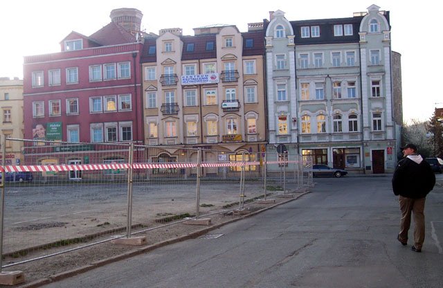 Mieszkańcy ulicy Jasnej odpoczną od samochodowych spalin i hałasu. Kłopot będą mieli kierowcy, dla których ubyło miejsc parkingowych.