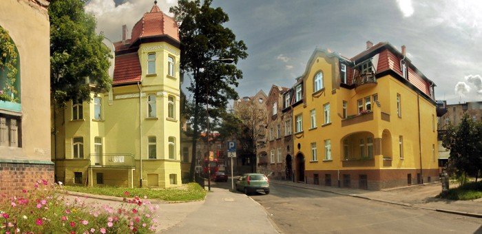 Nowe oblicze ulicy Zamenhofa dzięki odnowionej przez wspólnotę lokatorów kamienicy po prawej stronie zdjęcia. Miasto nie planuje renowacji pozostałych secesyjnych kamienic przy wsparciu z UE.