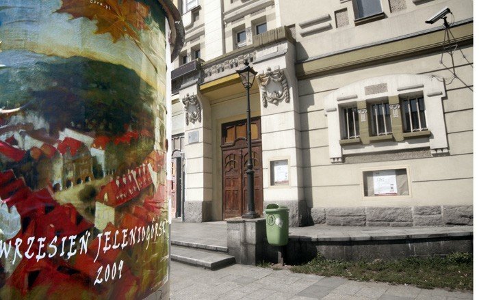 Wrześniowy plakat przed Teatrem Norwida.