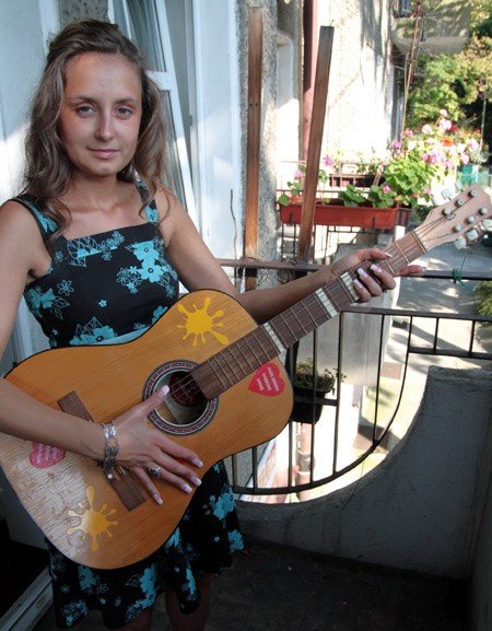 Gitarę trzyma nasza dziennikarka Anna Pisulska.