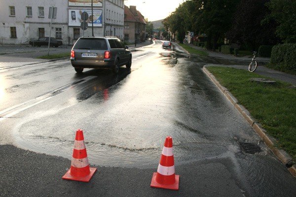 awaria-wody-na-sudeckiej-caa-ulica-zalana-22808