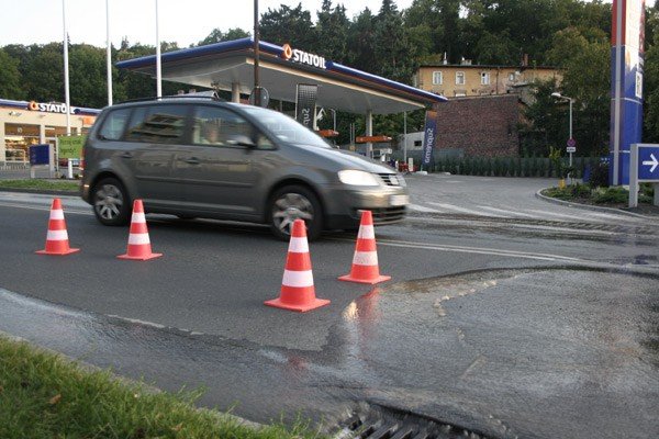 awaria-wody-na-sudeckiej-caa-ulica-zalana-22808