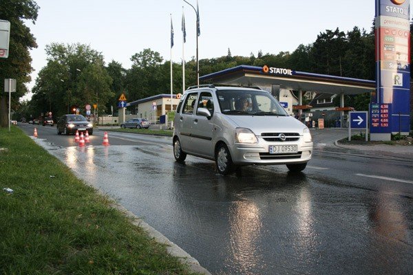 awaria-wody-na-sudeckiej-caa-ulica-zalana-22808