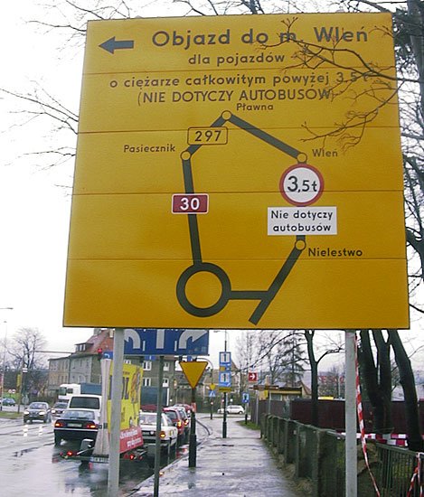 Tablica może wprowadzić w błąd przyjezdnych kierowców.
