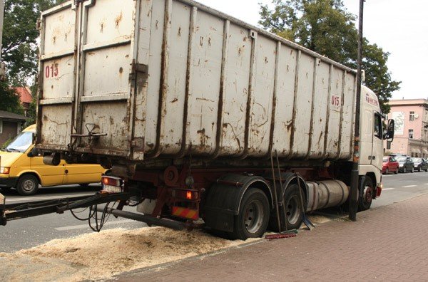 okoo-50-litrow-oleju-wycieko-na-ulice-wojska-polskiego-22887