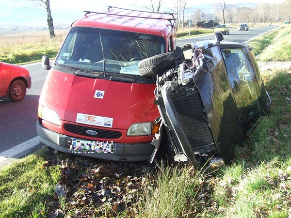 Bok i przód volkswagena zostały znacznie uszkodzone.