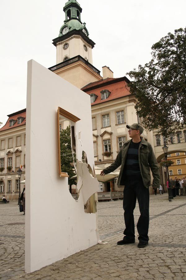 instalacja-kamila-kuskowskiego-zniszczona-23190