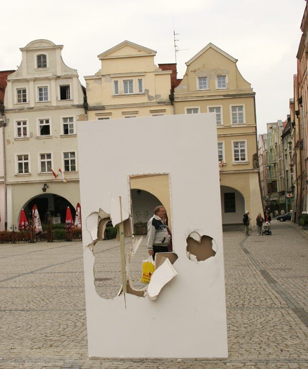 instalacja-kamila-kuskowskiego-zniszczona-23190