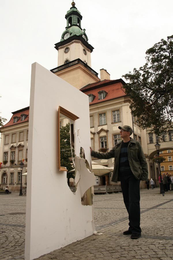instalacja-kamila-kuskowskiego-zniszczona-23190