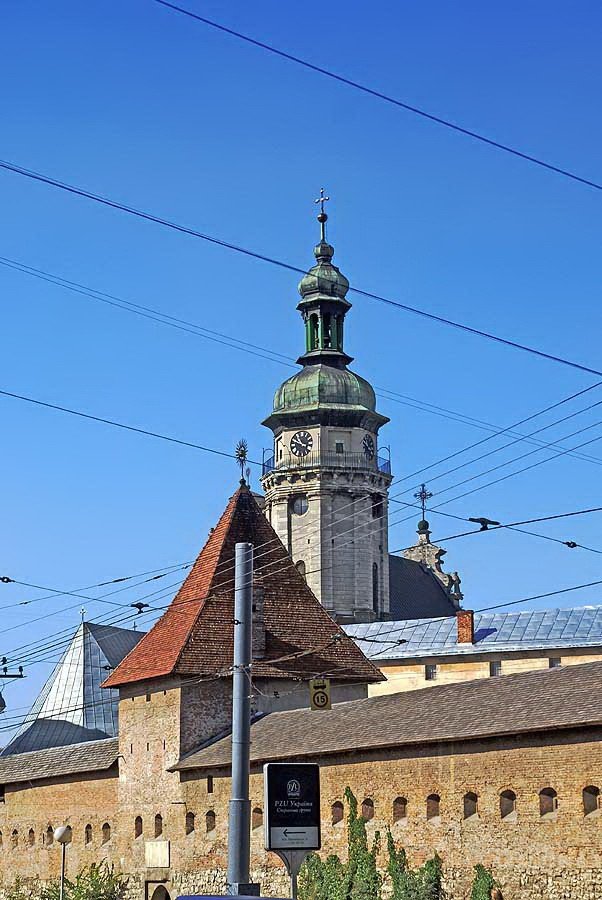 Lwów – kościół bernardynów i resztki murów obronnych.