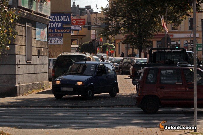 Kłopot z kierowcami zastawiającymi chodniki swoimi samochodami jest odczuwalny najbardziej w centrum Jeleniej Góry.