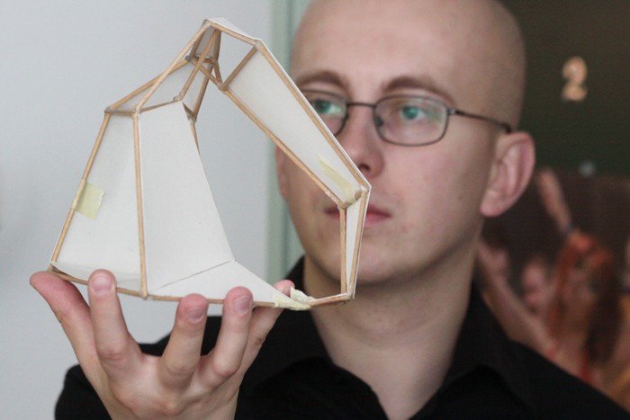 Piotr Machłajewski z BWA pokazuje projet dzieła J. Kozakiewicza.
