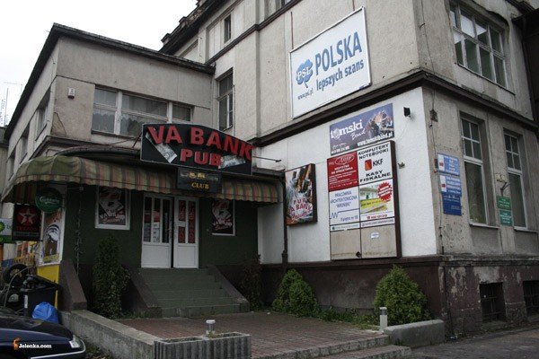 okrada-salony-gier-schowa-sie-w-ubikacji-23491
